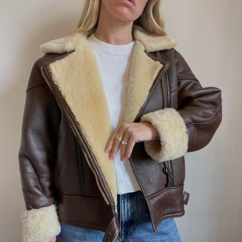 Wide collar and zip on women's 90s shearling jacket